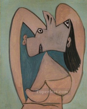 Pablo Picasso Painting - Busto de mujer con los brazos cruzados detrás de la cabeza 1939 Pablo Picasso